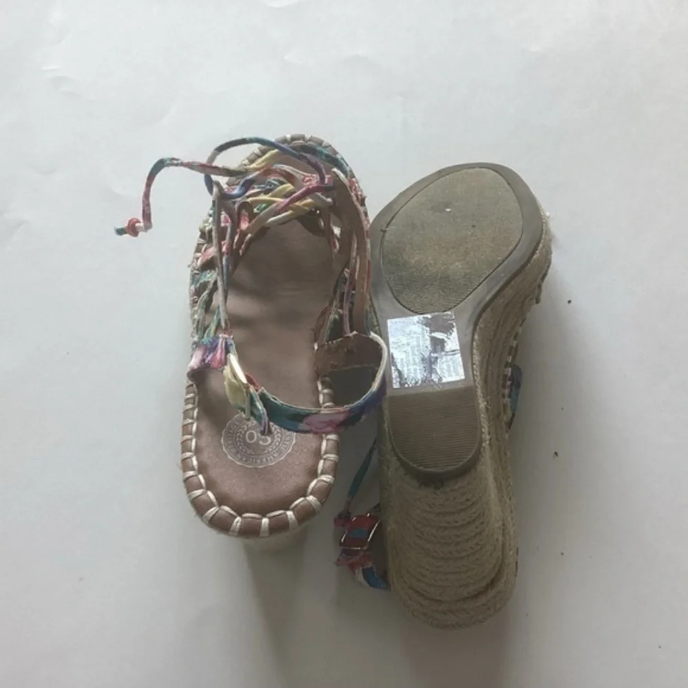 SO Espadrilles Size 8 Multi Colored